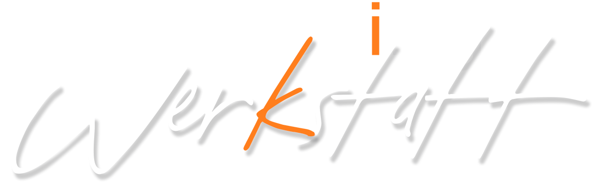 Handschriftlicher Logo-Schriftzug Composing Werkstatt mit orangem i  darüber