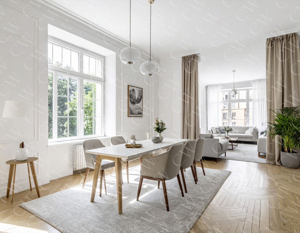 Modernes Esszimmer mit großen Fenstern, Holztisch und hellen Möbeln im offenen Wohnbereich.